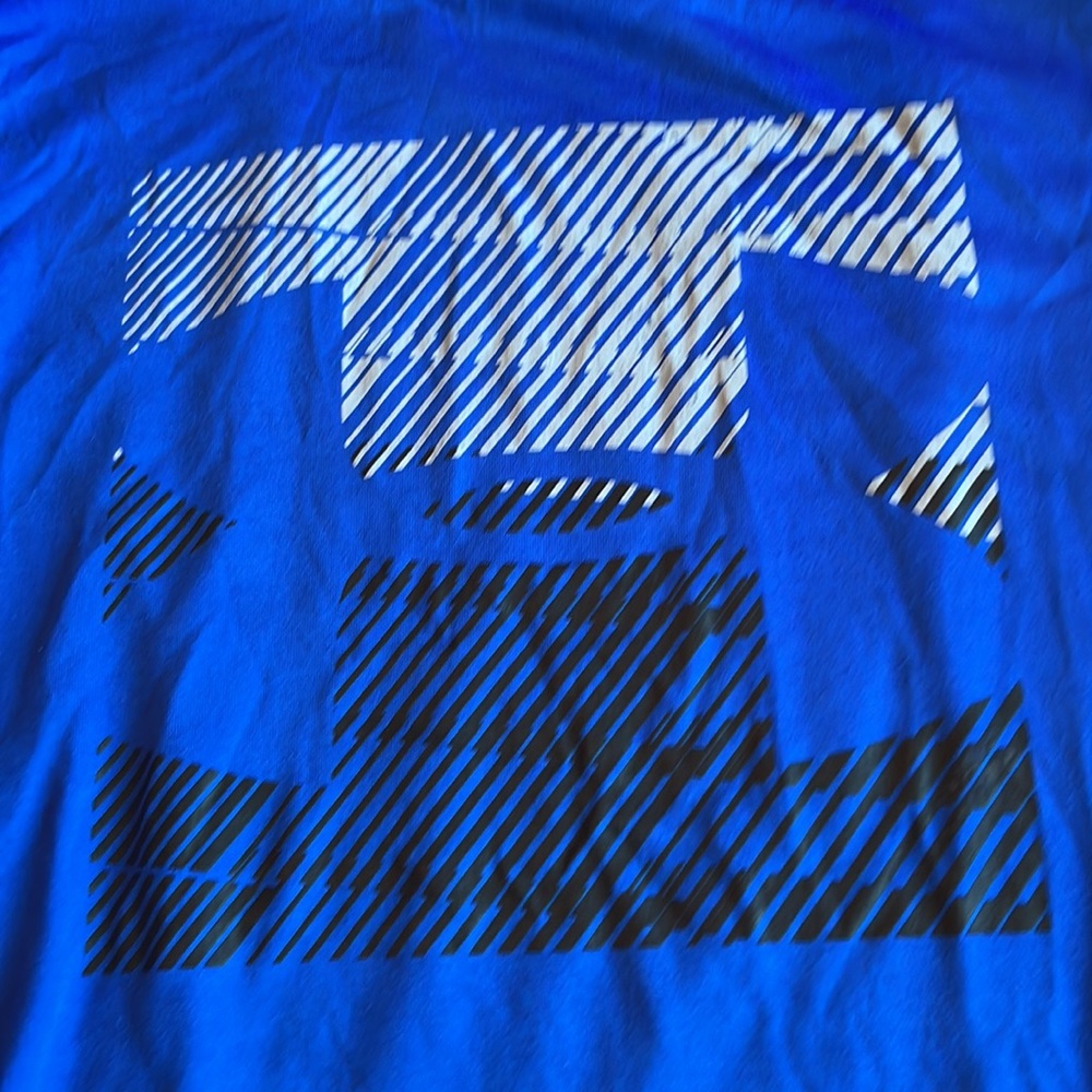 Youth XL Under Armour long sleeve. Excellent condition. - Picture 2 of 3